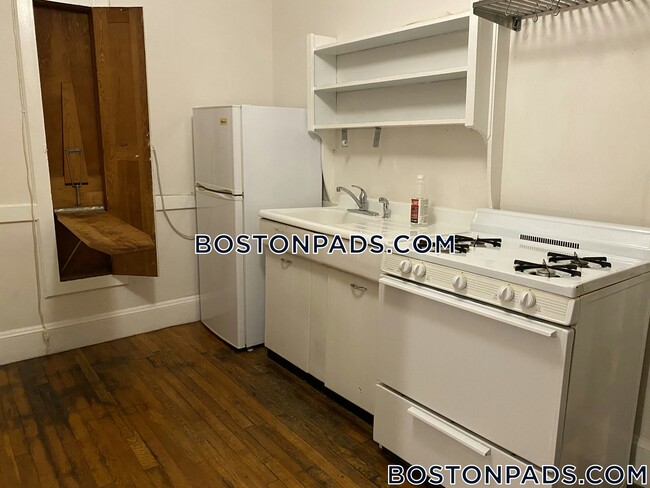 16 Lakeville Rd, Unit 7 in Boston, MA - Foto de edificio - Building Photo