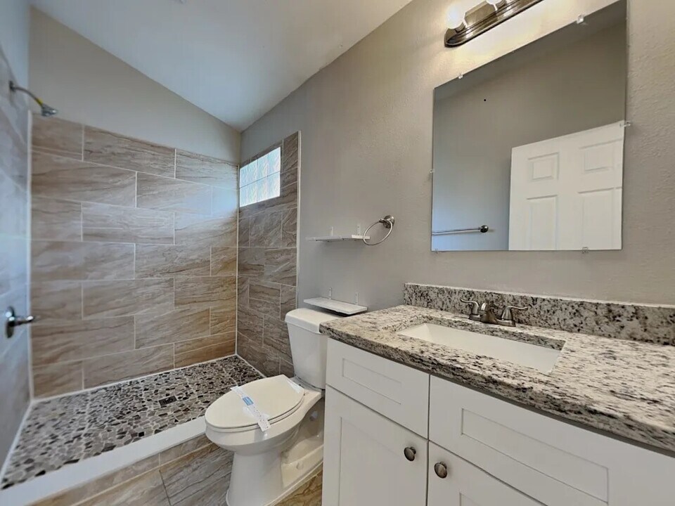 2313 Green Lawn St in Brandon, FL - Building Photo