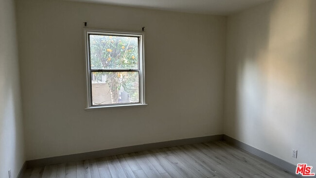 11223 Emelita St in Los Angeles, CA - Building Photo - Building Photo