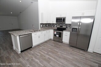 906 Armstrong Rd SE in Palm Bay, FL - Building Photo - Building Photo
