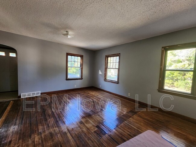 401 Charles St in Waterloo, IA - Building Photo - Building Photo