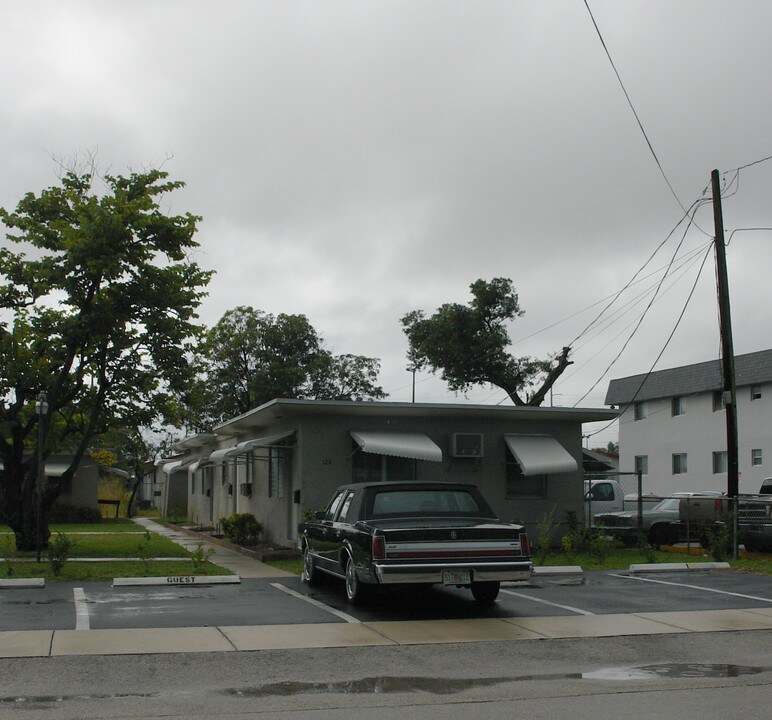 124 SE 4th St in Hallandale Beach, FL - Foto de edificio