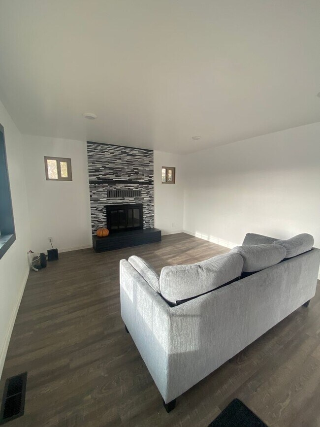 1745 N Eldorado Ave-Unit -Room 2 in Klamath Falls, OR - Building Photo - Building Photo