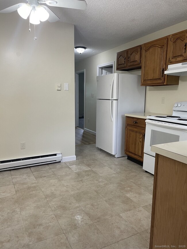 68 W Main St in Stafford, CT - Building Photo - Building Photo