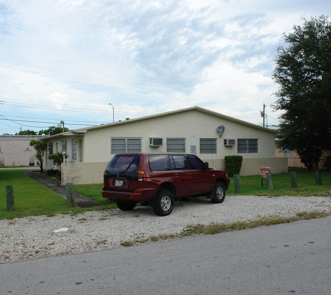 745 NE 166th St in Miami, FL - Building Photo - Building Photo