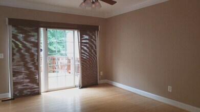 18441 Sierra Springs Square in Leesburg, VA - Building Photo - Building Photo