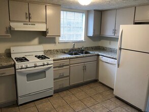 5709 Rock Rd in Union City, GA - Foto de edificio - Building Photo