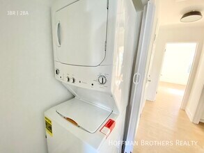 1932 New England St in Los Angeles, CA - Building Photo - Building Photo