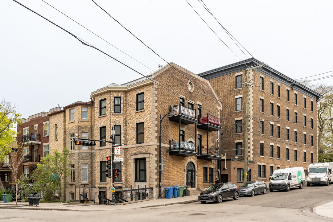 Saint-Jean Rue in Québec, QC - Building Photo