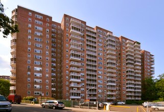 Parkway House in Bronx, NY - Foto de edificio - Building Photo