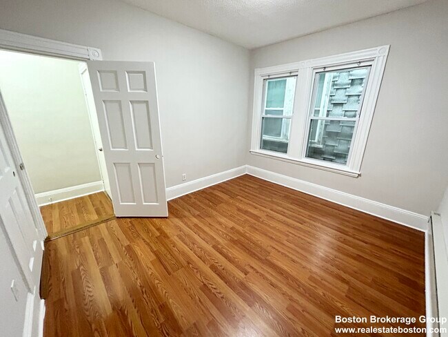 78 Hillside St, Unit 3 in Boston, MA - Foto de edificio - Building Photo