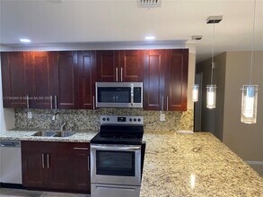 2421 SW 6th St in Fort Lauderdale, FL - Foto de edificio - Building Photo