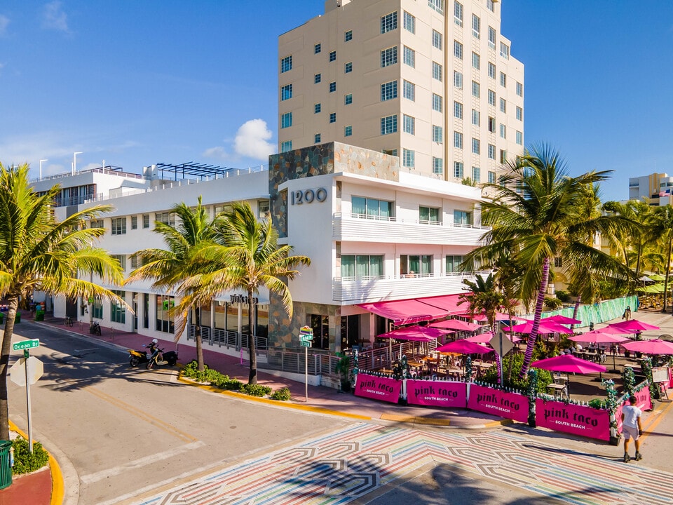 1200 Ocean Dr in Miami Beach, FL - Building Photo