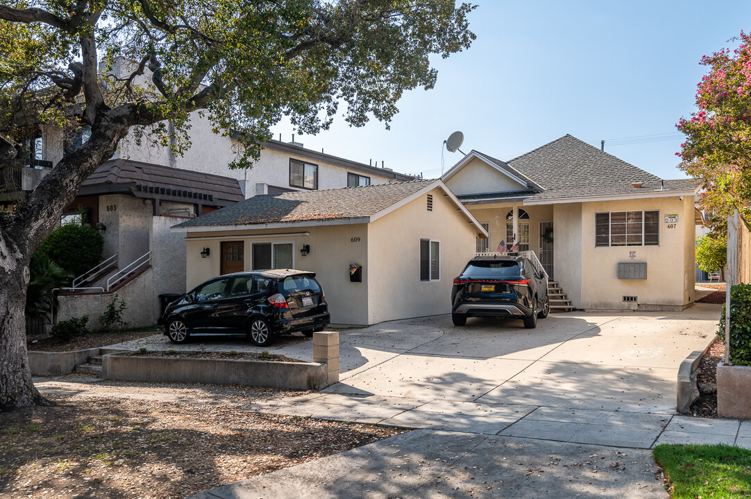 607 E Olive Ave in Burbank, CA - Building Photo