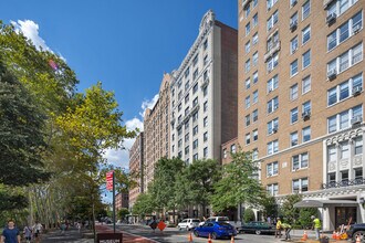35 W 81st St in New York, NY - Building Photo - Building Photo