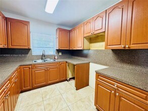 717 NE 10th Ave in Hallandale Beach, FL - Building Photo - Building Photo