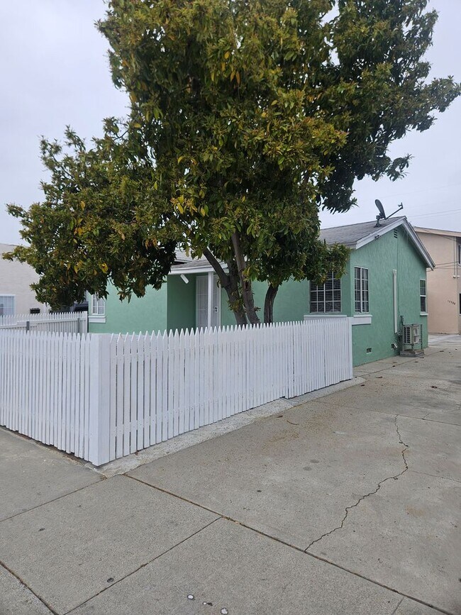 15306 Bellflower Blvd in Bellflower, CA - Building Photo - Building Photo
