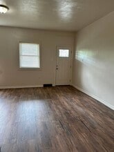 670 Middle Ave, Unit B First Floor in Wilmerding, PA - Foto de edificio - Building Photo