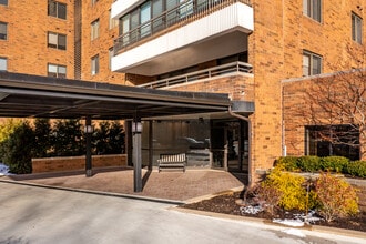 Point East Apartments in Beachwood, OH - Foto de edificio - Building Photo