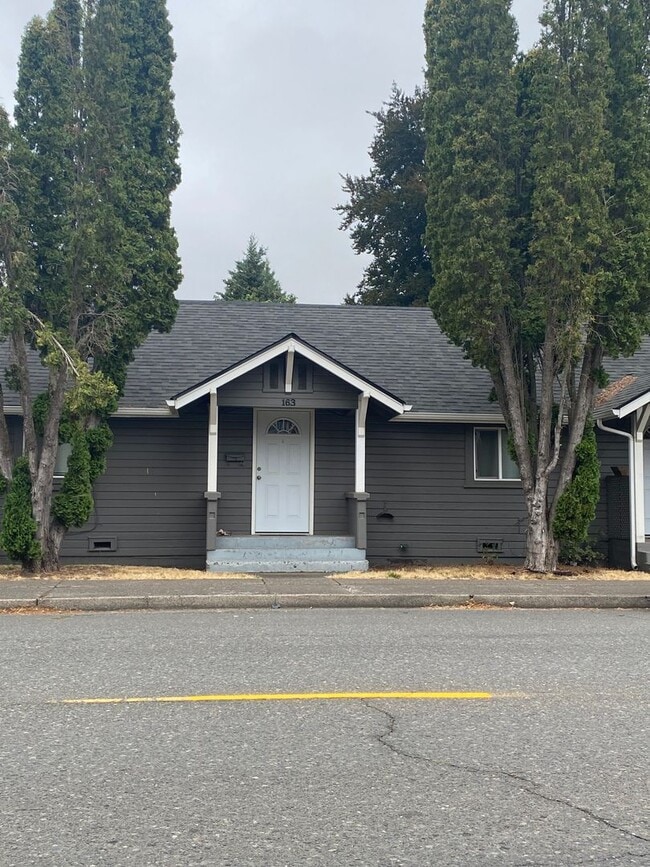 163 E Grant St in Lebanon, OR - Foto de edificio - Building Photo