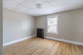 109 Main St, Unit 1 in East Millinocket, ME - Foto de edificio - Building Photo