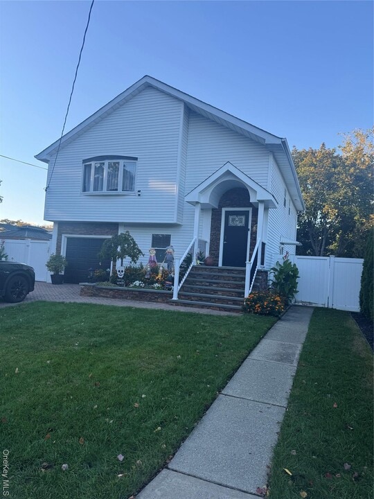 845 Prescott Pl in West Babylon, NY - Building Photo