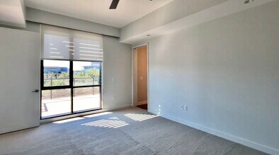 4819 Skillman St, Unit 4401 in Dallas, TX - Building Photo - Building Photo