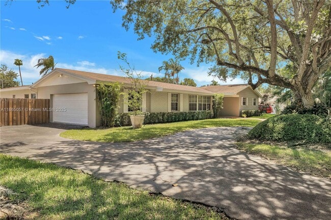 8261 SW 165th Terrace in Palmetto Bay, FL - Building Photo - Building Photo