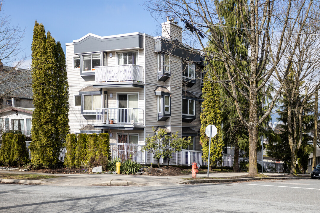 2295 Pandora St in Vancouver, BC - Building Photo