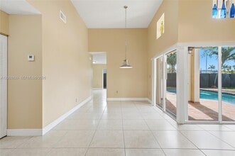631 SW 88th Ct in Miami, FL - Foto de edificio - Building Photo