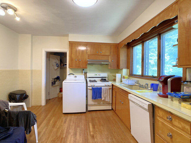 129 Oxford Rd, Unit 2 in Newton, MA - Building Photo - Building Photo