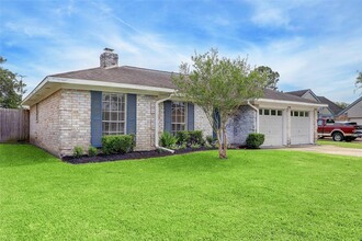 910 Pebbleshire Dr in Houston, TX - Building Photo - Building Photo