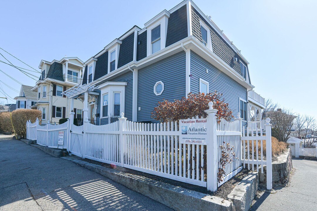 13 Middle St in Gloucester, MA - Building Photo