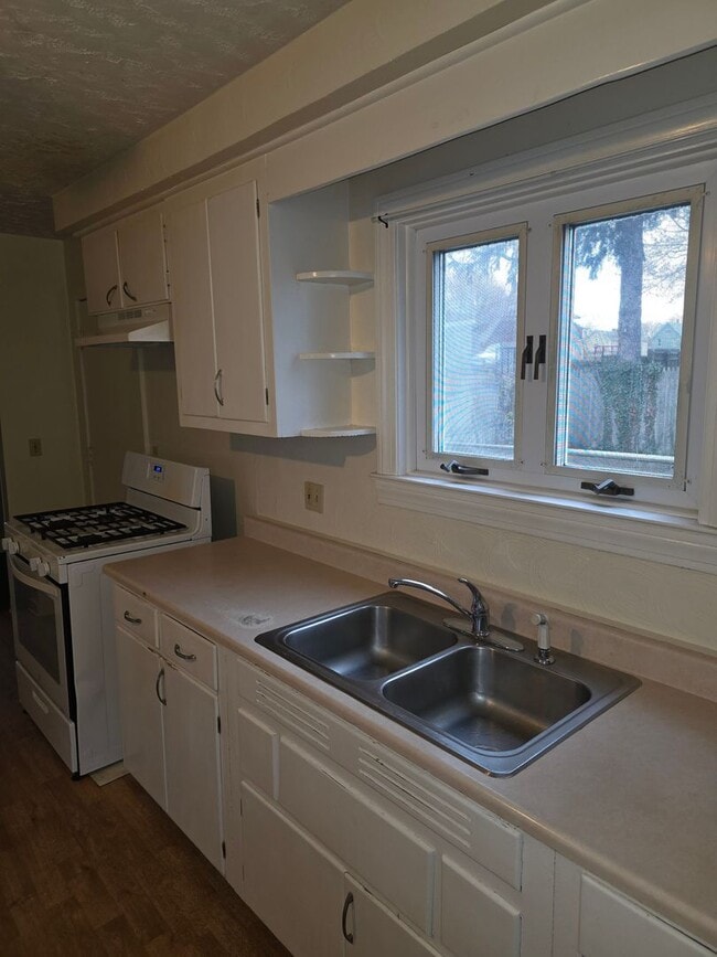 property at 415 E 5th St