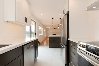 10242 32nd Ave SW, Unit A in Seattle, WA - Foto de edificio - Building Photo