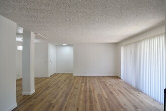 12245 Chandler Blvd in Los Angeles, CA - Foto de edificio - Building Photo