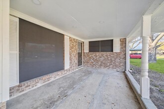 412 Lyndale Dr in Highlands, TX - Building Photo - Building Photo