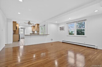 8 Blueberry Ln in Oyster Bay, NY - Foto de edificio - Building Photo