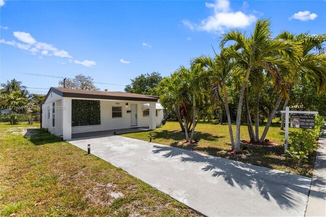 17851 NE 19th Ave in North Miami Beach, FL - Building Photo - Building Photo