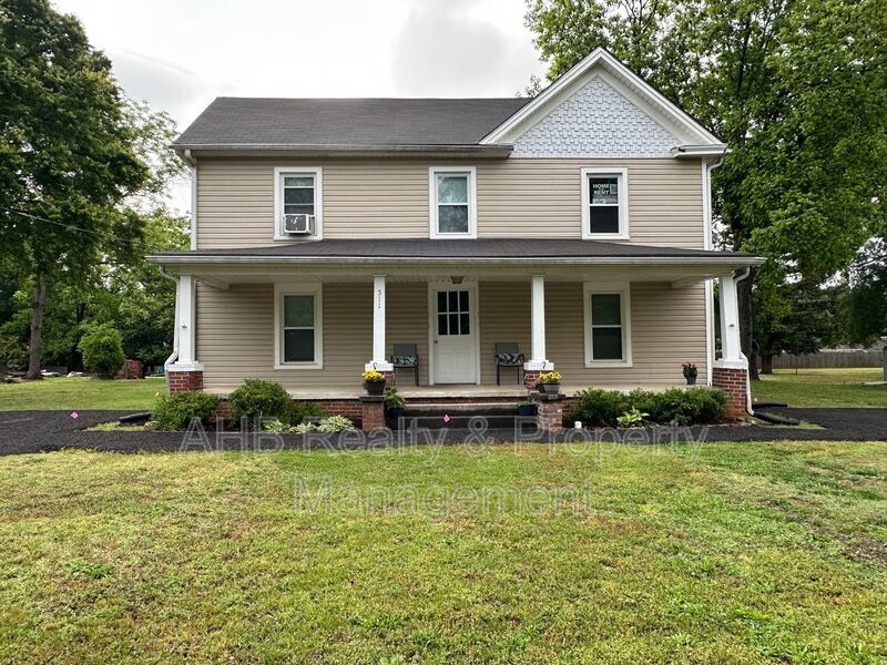 511 Cummings St in Gibsonville, NC - Foto de edificio