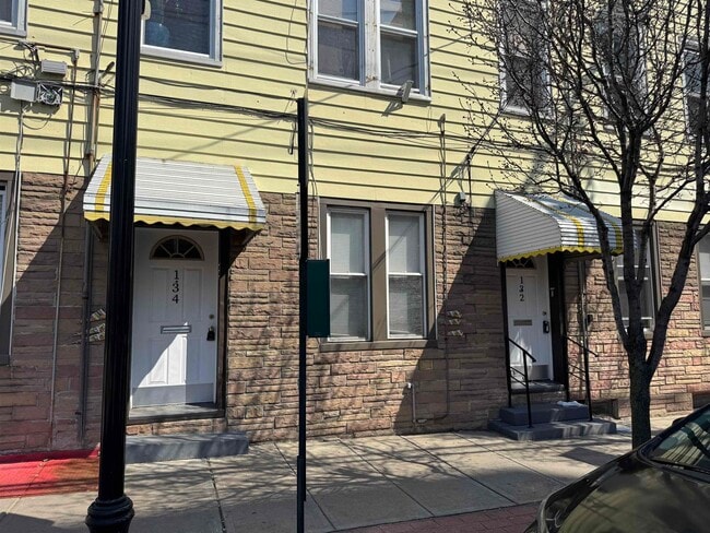 132 43rd St in Union City, NJ - Building Photo - Building Photo