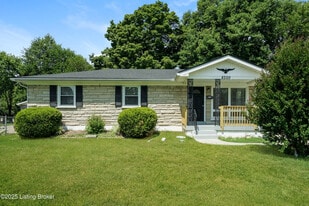 8300 Pandorea Dr in Louisville, KY - Building Photo