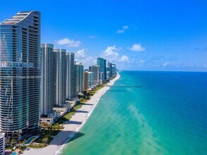 222 Poinciana Island Dr in Sunny Isles Beach, FL - Foto de edificio - Building Photo