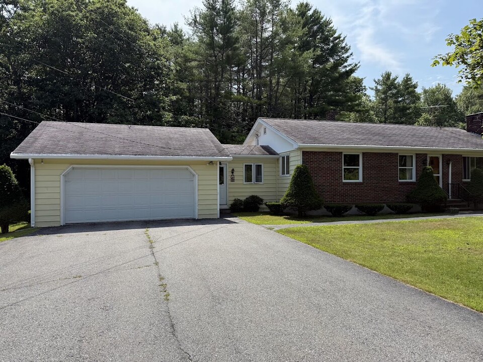 468 Brunswick Ave in Gardiner, ME - Foto de edificio