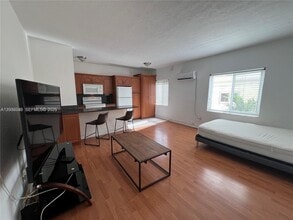 7920 Harding Ave in Miami Beach, FL - Foto de edificio - Building Photo