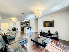 7630 Pissarro Dr, Unit 211 in Orlando, FL - Foto de edificio - Building Photo