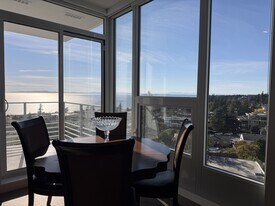 1342 Johnston Rd in White Rock, BC - Building Photo