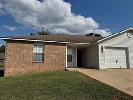 1374 N Chickadee Ave in Fayetteville, AR - Building Photo