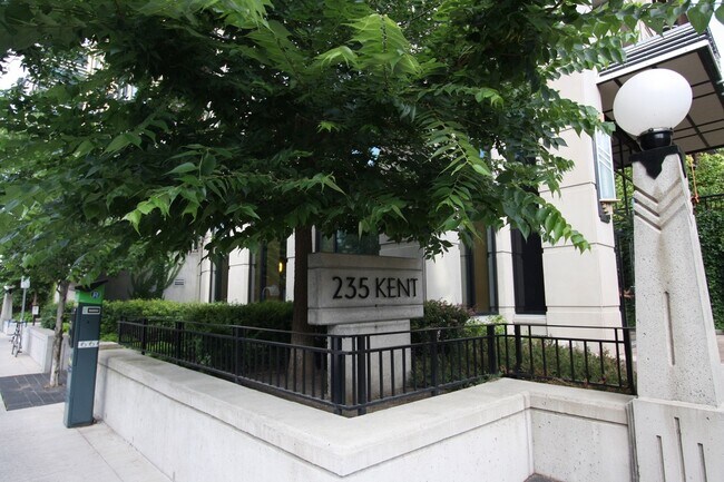 235 Kent St in Ottawa, ON - Foto de edificio - Building Photo