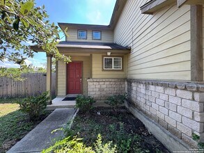 5702 Canterbury Run in San Antonio, TX - Foto de edificio - Building Photo